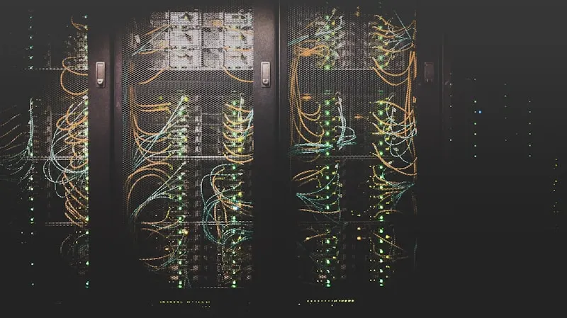 Netzwerkkabel und Server – schnelles Internet vergleichen